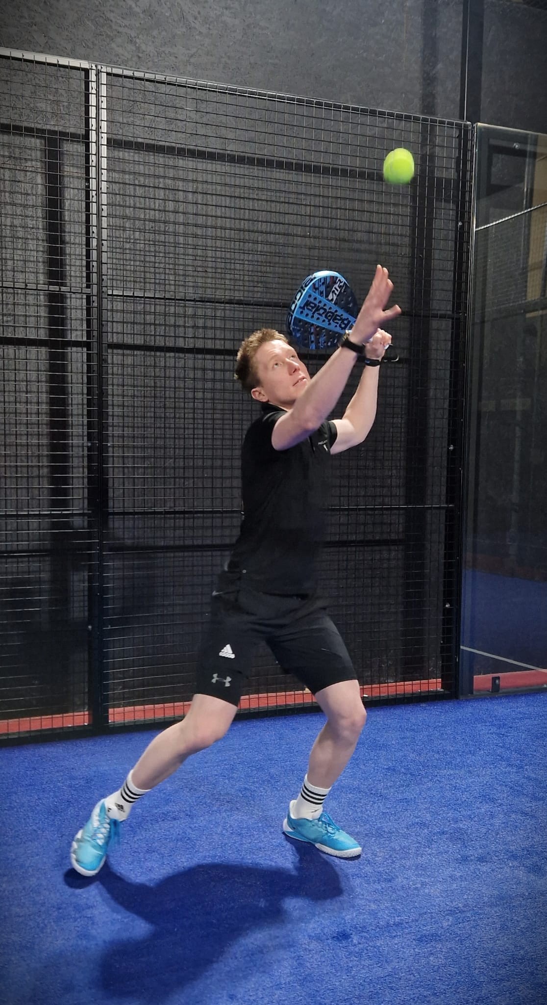 Jani Heikkinen valmentamassa padel-kentällä